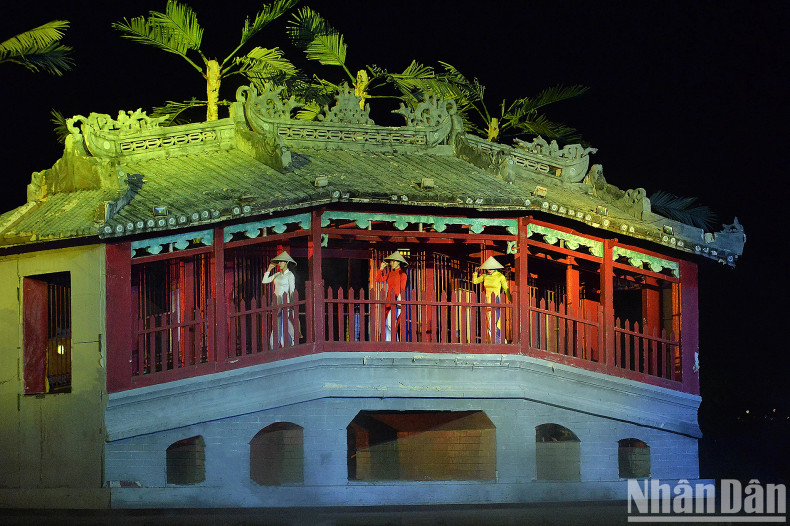 The image of Chua Cau (Japanese Bridge) appears in the programme.