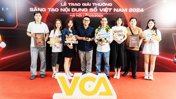 The Alpha Studio team receive the Vietnam Digital Content Creation Award. The Alpha Studio team receive the Vietnam Digital Content Creation Award.