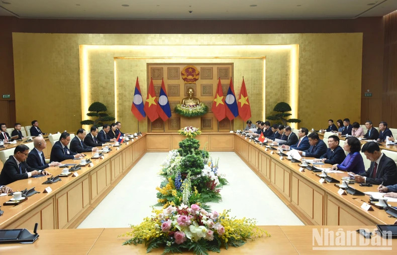 The meeting between PM Pham Minh Chinh and Lao PM Sonexay Siphandone in Hanoi on April 22 (Photo: VNA)