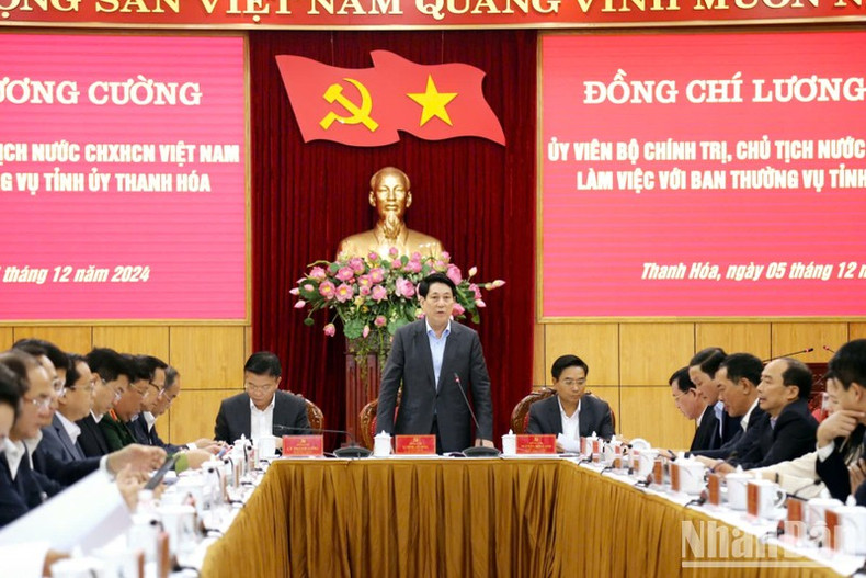 President Luong Cuong delivers a speech at the working session.