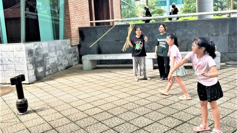 Children are excited at Tuho (a Korean folk game). (Photo courtesy of the Vietnam Museum of Ethnology)