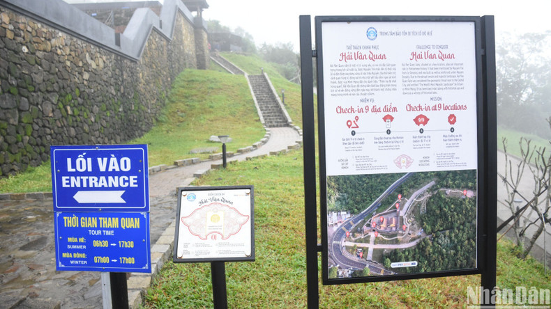 The main entrance of the Hai Van Gate features signage and 3D digital maps to guide tourists. (Photo: ANH DAO)