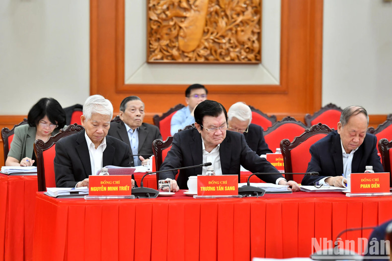 Former Party and State leaders attend the conference.