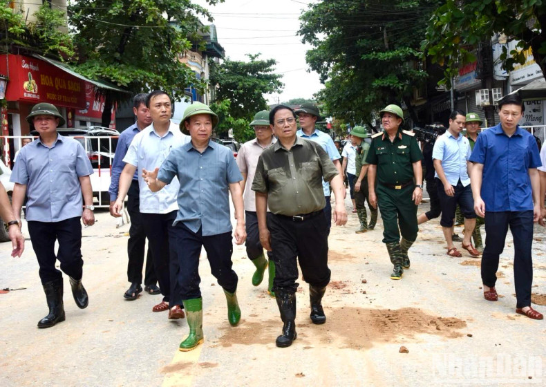 PM Pham Minh Chinh inspects the post-storm recovery efforts in Yen Bai. (Photo: Tran Hai)