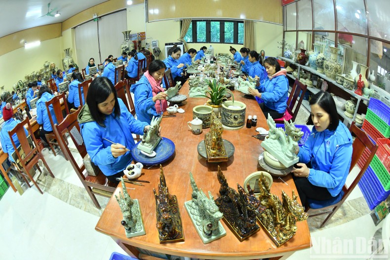 Artisans and workers of Chu Dau Ceramic Joint Stock Company are rushing to produce many sophisticated, durable and beautiful ceramic products to serve the market during the upcoming Lunar New Year. Artisans and workers of Chu Dau Ceramic Joint Stock Company are rushing to produce many sophisticated, durable and beautiful ceramic products to serve the market during the upcoming Lunar New Year.