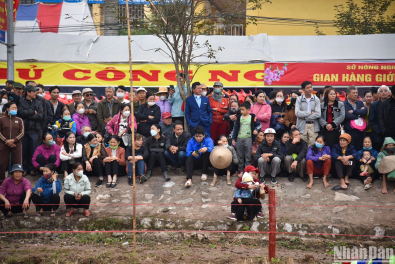 The festival attracts a large number of people. The festival attracts a large number of people.