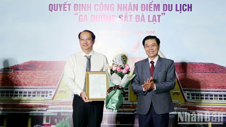 Director of Lam Dong Provincial Department of Culture, Sports and Tourism Nguyen Trung Kien presents the decision of the Lam Dong Provincial People's Committee to recognise the Da Lat Railway Station as a tourist destination to representative of the Vietnam Railways Corporation.