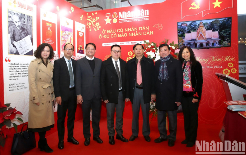 Editor-in-chief of Nhan Dan Newspaper, Le Quoc Minh, and other delegates visit Nhan Dan Newspaper’s pavilion. Editor-in-chief of Nhan Dan Newspaper, Le Quoc Minh, and other delegates visit Nhan Dan Newspaper’s pavilion.