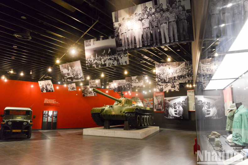 During the resistance against America, the T-54B tank from Company 4, Battalion 1, Brigade 203, Army Corps 2, participated in the liberation of Hue and Da Nang before continuing to take part in the Ho Chi Minh Campaign. On April 30, 1975, this tank led the way into Saigon, destroying three enemy tanks and armoured vehicles en route to the Independence Palace. At 11 AM, tank 843 crashed into the side gate of the Independence Palace and its commander, Lieutenant Colonel Bui Quang Than, raised the national flag atop the palace.