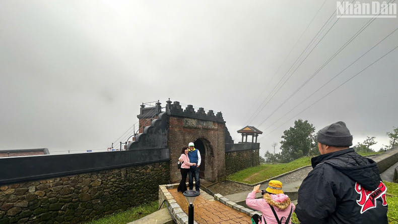 Visitors take photos at the relic site on the morning of December 17. (Photo: ANH DAO)