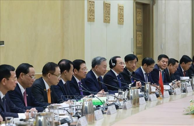 Party General Secretary To Lam and members of the Vietnamese delegation at the talks with Malaysian Prime Minister Anwar Ibrahim. (Photo: VNA) Party General Secretary To Lam and members of the Vietnamese delegation at the talks with Malaysian Prime Minister Anwar Ibrahim. (Photo: VNA)