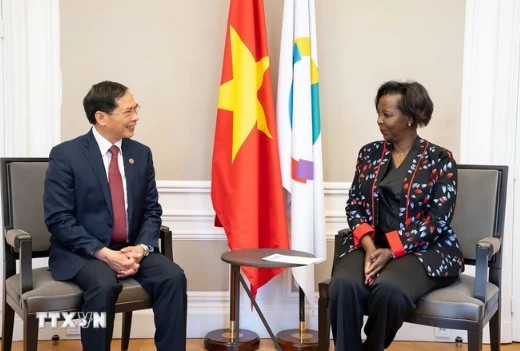 Minister Bui Thanh Son and OIF Secretary-General Louise Mushikiwabo. (Photo: VNA)
