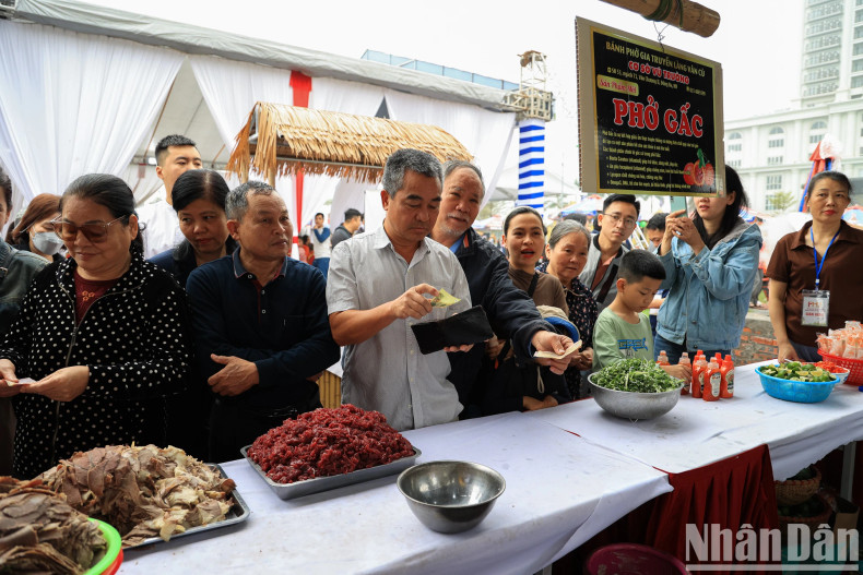 The stall of Van Cu ‘Pho’ received a large number of customers to enjoy the taste of Nam Dinh’s traditional pho, many of whom were present from 7am. The stall of Van Cu ‘Pho’ received a large number of customers to enjoy the taste of Nam Dinh’s traditional pho, many of whom were present from 7am.