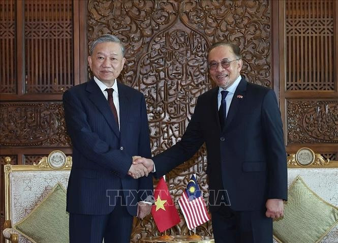 Party General Secretary To Lam and Malaysian Prime Minister Anwar Ibrahim pose for a photo. (Photo: VNA) Party General Secretary To Lam and Malaysian Prime Minister Anwar Ibrahim pose for a photo. (Photo: VNA)