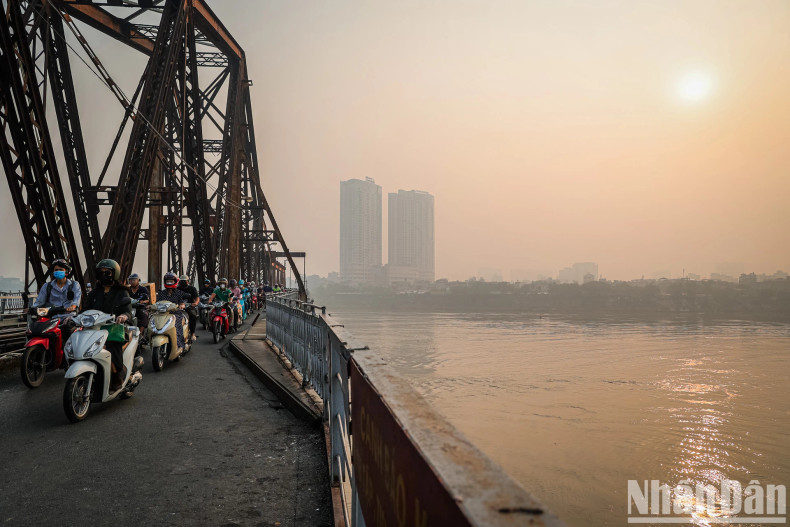 Long Bien Bridge, a "historical witness" to important milestones of Hanoi, welcomes the first rays of dawn. Long Bien Bridge, a "historical witness" to important milestones of Hanoi, welcomes the first rays of dawn.