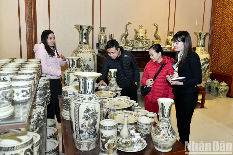 Customers visit and buy products at a display area for Chu Dau ceramic products. Customers visit and buy products at a display area for Chu Dau ceramic products.