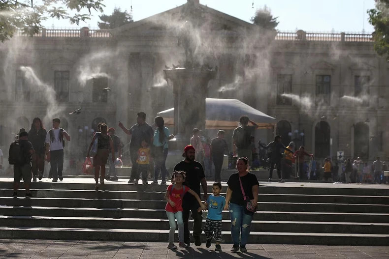 People walk as water is sprayed by a system to alleviate the high temperatures caused by a heat wave, at the Gerardo Barrios square, in San Salvador, El Salvador, March 27, 2024. (Photo: REUTERS) People walk as water is sprayed by a system to alleviate the high temperatures caused by a heat wave, at the Gerardo Barrios square, in San Salvador, El Salvador, March 27, 2024. (Photo: REUTERS)