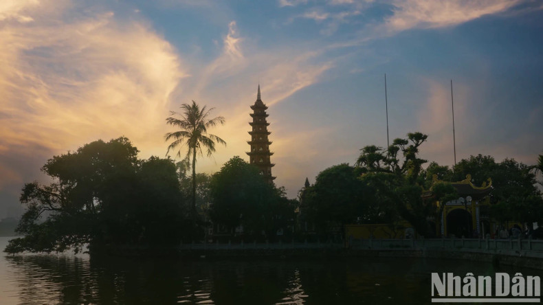 Tran Quoc Pagoda, located on Thanh Nien Street in the middle of West Lake, is an indispensable destination to enjoy the sunset. Tran Quoc Pagoda, located on Thanh Nien Street in the middle of West Lake, is an indispensable destination to enjoy the sunset.