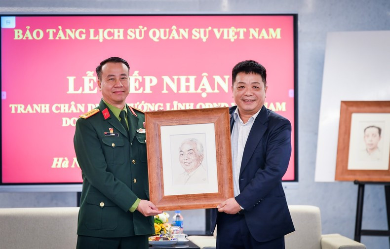A portrait of General Vo Nguyen Giap is handed over to the Vietnam Military History Museum.