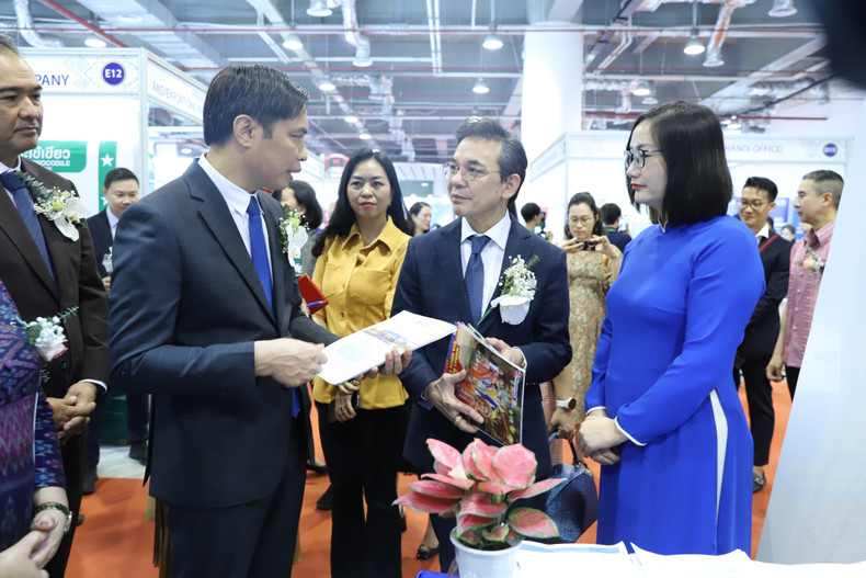 The delegates visit the booths showcasing tourism services. (Photo: baoquangninh.vn) The delegates visit the booths showcasing tourism services. (Photo: baoquangninh.vn)