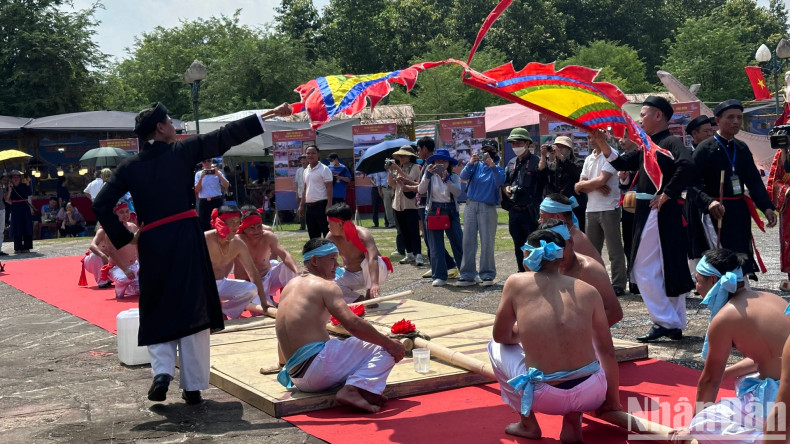 Artisans reproduce the tug-of-war ritual and game of Huu Chap Village — A Representative Intangible Cultural Heritage of Humanity.