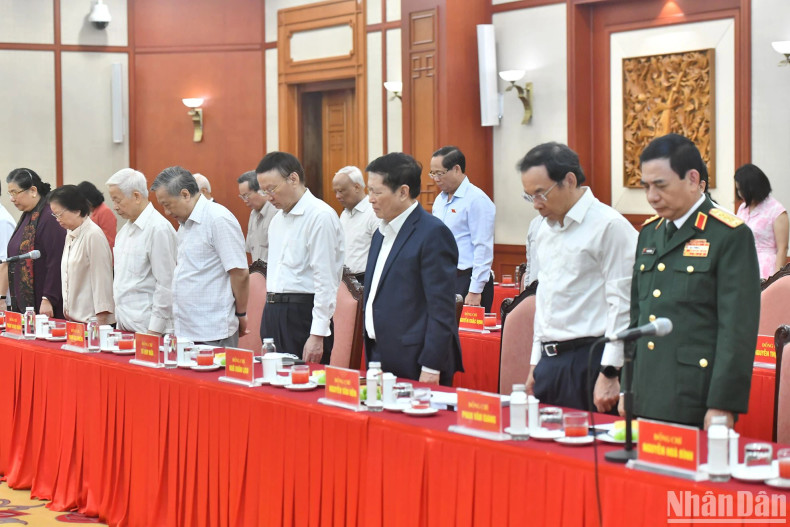 The delegates observe a minute of silence in tribute to late Party General Secretary Nguyen Phu Trong. The delegates observe a minute of silence in tribute to late Party General Secretary Nguyen Phu Trong.