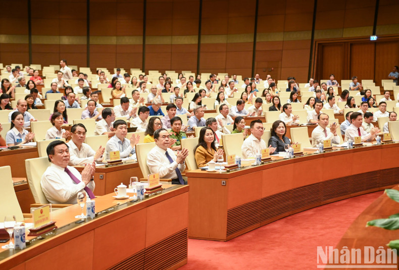 Chairman of the National Assembly Tran Thanh Man, along with other Party and State leaders and other delegates, attend the conference.
