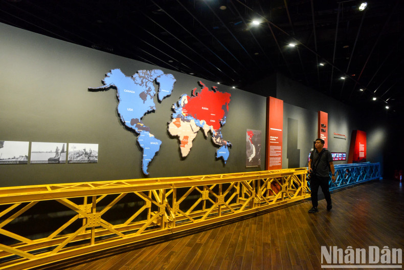 The fifth theme: The resistance war against Americans from 1954 to 1975. The area begins with the iconic image of Hien Luong Bridge, symbolising the North-South divide and linked to the Vietnamese people's struggle for national liberation and reunification during the resistance against American imperialism.