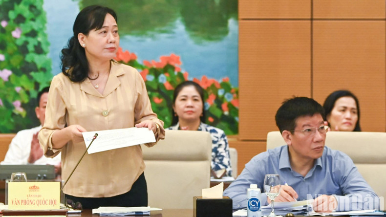 Deputy Secretary-General of the NA and Vice Chairwoman of its Office Nguyen Thi Thuy Ngan gives a report.
