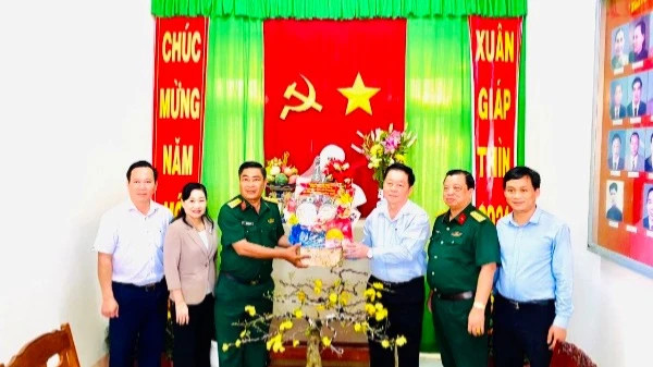 Party official Nguyen Trong Nghia visits the Military Command of Go Cong Provincial-level Town in Tien Giang Province.