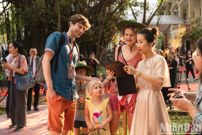 International guests are fascinated by the opportunity to experience and enjoy the Dien Bien Phu panorama. International guests are fascinated by the opportunity to experience and enjoy the Dien Bien Phu panorama.