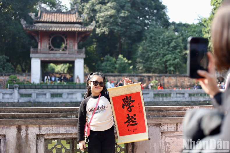 Besides asking for letters, people also take photos at the Temple of Literature at the beginning of the new year. Besides asking for letters, people also take photos at the Temple of Literature at the beginning of the new year.