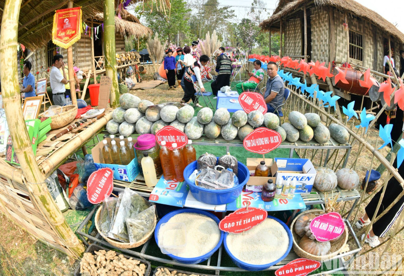 Agricultural products are introduced to tourists and local people.