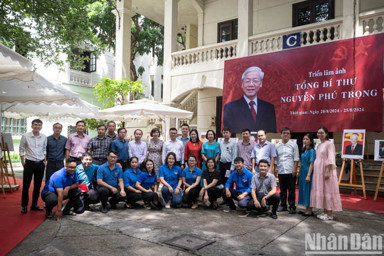 Editor-in-Chief of Nhan Dan Newspaper Le Quoc Minh poses for a photo with a delegation from the Vietnam Journalists’ Association. Editor-in-Chief of Nhan Dan Newspaper Le Quoc Minh poses for a photo with a delegation from the Vietnam Journalists’ Association.