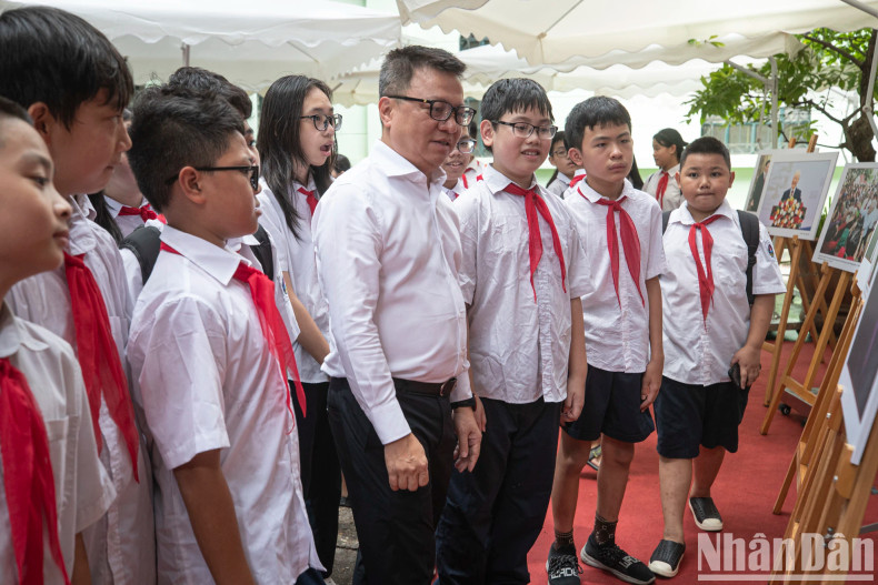 Editor-in-Chief Le Quoc Minh introduces the photo exhibition on late Party General Secretary Nguyen Phu Trong to students from Hoan Kiem Secondary School. Editor-in-Chief Le Quoc Minh introduces the photo exhibition on late Party General Secretary Nguyen Phu Trong to students from Hoan Kiem Secondary School.