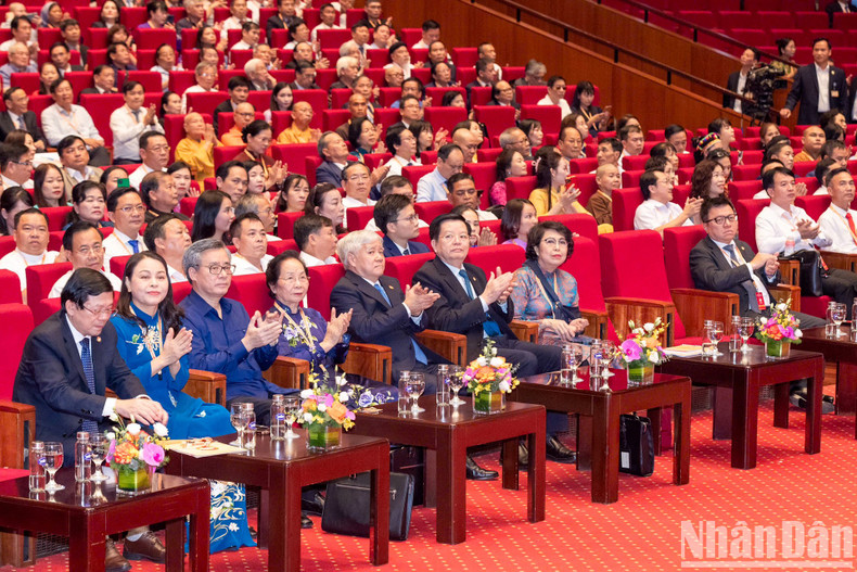 President of the VFF Central Committee Do Van Chien, Party and State leaders and other delegates attend the Congress.
