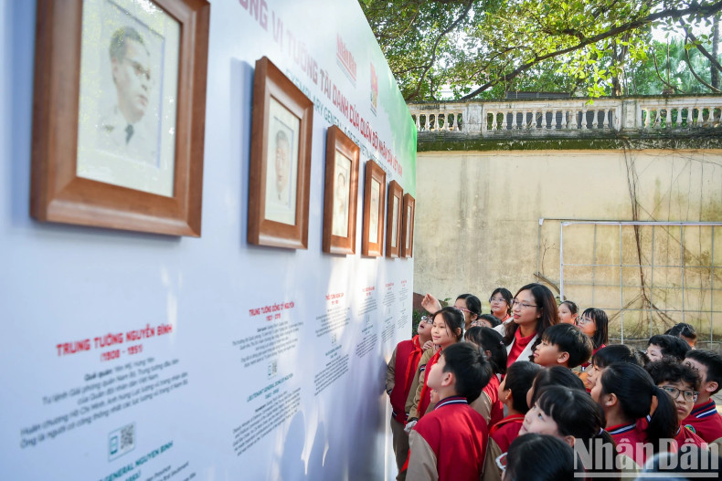 Students from Trang An High-Quality Primary School visit the exhibition.