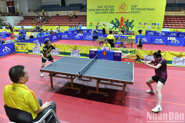 Female tennis players from Hai Duong Long Hai 1 and Ho Chi Minh City 2 face off in the women's team event. Female tennis players from Hai Duong Long Hai 1 and Ho Chi Minh City 2 face off in the women's team event.
