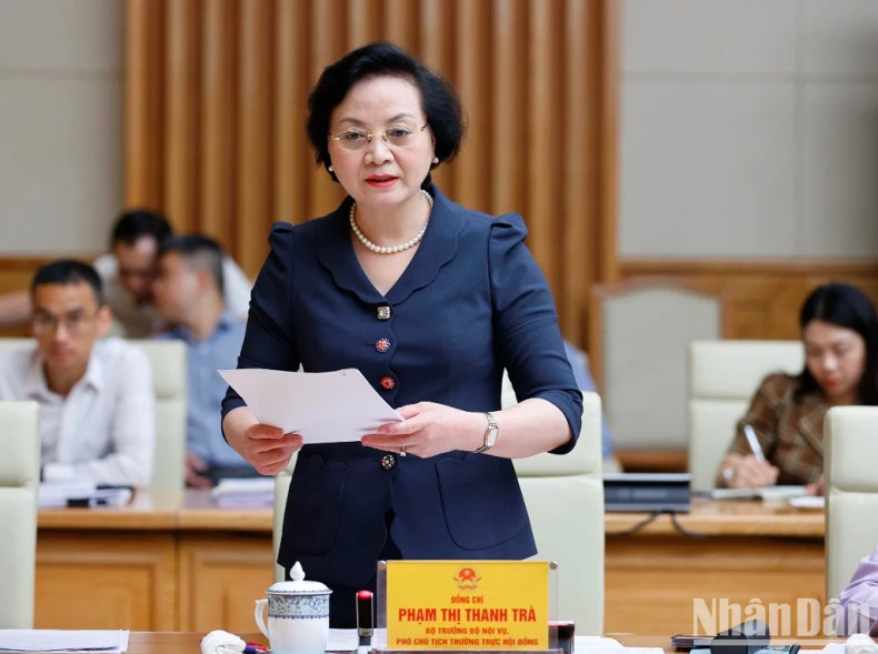 Minister of Home Affairs Pham Thi Thanh Tra, Permanent Vice Chairwoman of the National Emulation-Commendation Council, gives a report on the council’s performance of the tasks during the first six months of the year.