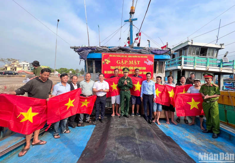 On the morning of February 21, representatives from the Party Committee and People's Committee of Nai Hien Dong Ward and related units met and handed over the National flags and encouraged fishermen to go out to the sea in early 2024. On the morning of February 21, representatives from the Party Committee and People's Committee of Nai Hien Dong Ward and related units met and handed over the National flags and encouraged fishermen to go out to the sea in early 2024.