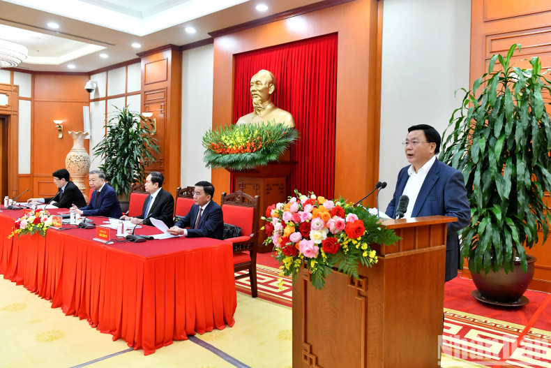 Prof. Dr. Nguyen Xuan Thang, Politburo member, Director of the Ho Chi Minh National Academy of Politics (HCMA), and Chairman of the Central Theory Council, speaks at the conference.