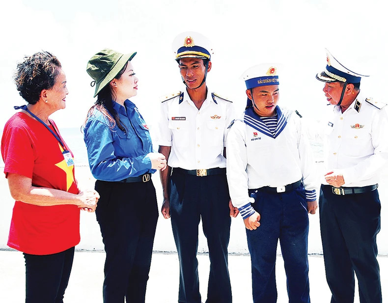 Leaders of the Vietnamese Navy, delegates and overseas Vietnamese talked with officers and soldiers on Len Dao Island in Truong Sa archipelago, Khanh Hoa Province, during their visit to Truong Sa in April 2023.