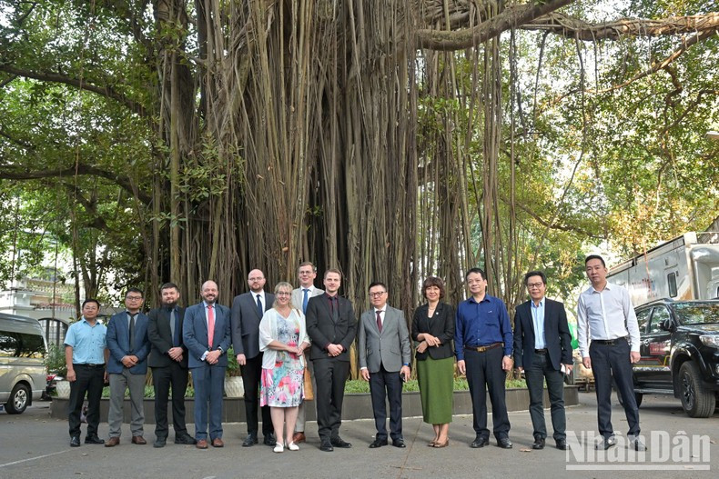 The delegates pose for a photo at the headquarters of Nhan Dan Newspaper. (Photo: THE DAI) The delegates pose for a photo at the headquarters of Nhan Dan Newspaper. (Photo: THE DAI)