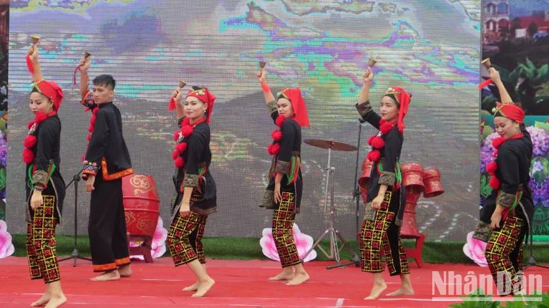 A welcoming dance performance by the Dao people in Mau Son.