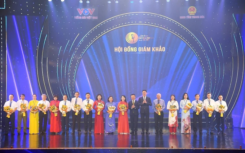 The organising committee presents flowers to the jury. (Photo: HA PHUONG) The organising committee presents flowers to the jury. (Photo: HA PHUONG)