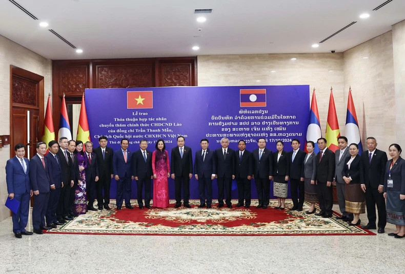 The NA leaders of Vietnam and Laos, along with other delegates. (Photo: VNA)