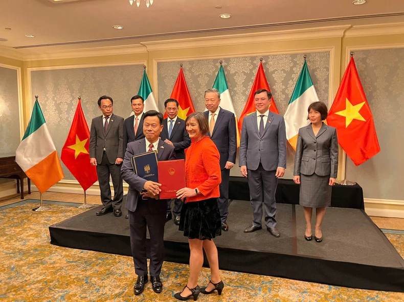 Director of Vietnam National University, Hanoi, Le Quan and Vice-President for Global Engagement at University College Dublin Dolores O'Riordan. (Photo: Xuan Ky)