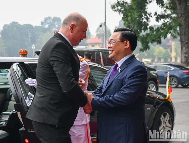 NA Chairman Vuong Dinh Hue warmly welcomes his Bulgarian counterpart Rossen Dimitrov Jeliazkov. NA Chairman Vuong Dinh Hue warmly welcomes his Bulgarian counterpart Rossen Dimitrov Jeliazkov.