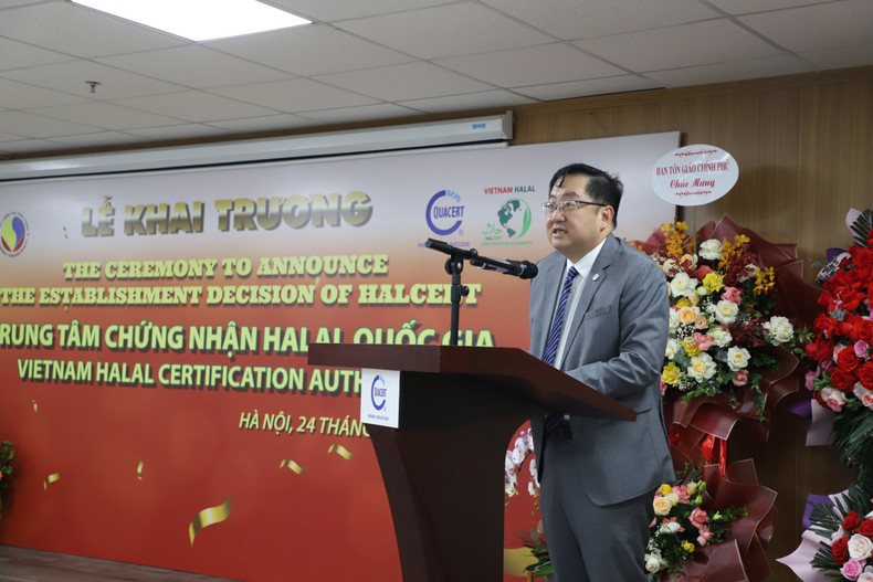 Dato Tan Yang Thai delivers a speech at the ceremony. Dato Tan Yang Thai delivers a speech at the ceremony.