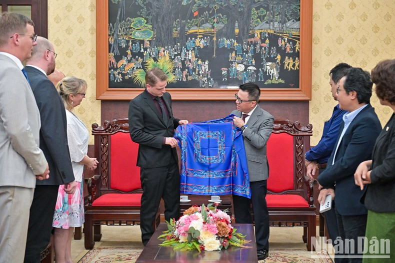 Nhan Dan Newspaper’s Editor-in-Chief Le Quoc Minh presents a souvenir to Deputy Chairman Maximilian Schirmer. (Photo: THE DAI) Nhan Dan Newspaper’s Editor-in-Chief Le Quoc Minh presents a souvenir to Deputy Chairman Maximilian Schirmer. (Photo: THE DAI)